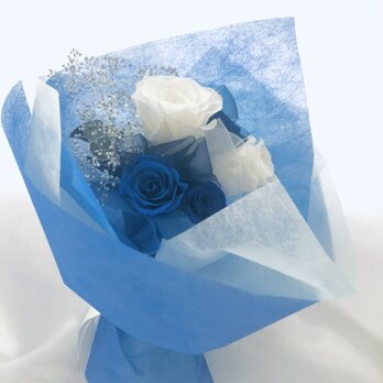 プリザーブドフラワー青と白薔薇のふんわり花束の画像