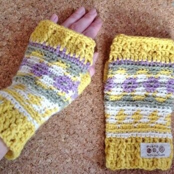 かぎ針で編んだ模様編みのハンドウォーマー　イエロー