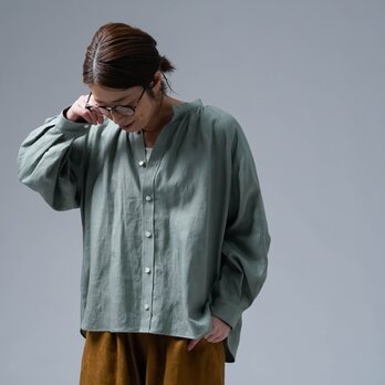 【wafu】リネンシャツ 巧妙に仕立てられしギャザースタンドカラーシャツ / 青磁鼠 t034f-snz1の画像