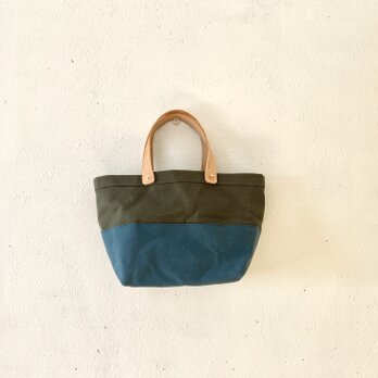 パラフィン帆布の小さな鞄(カーキ×青鈍色)の画像