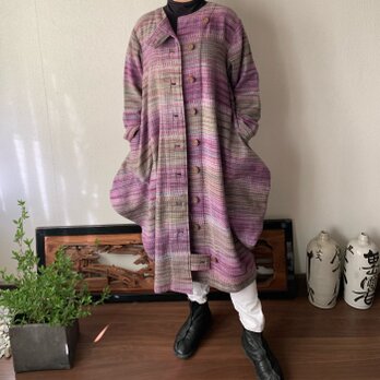 贅沢なボタン使いのコクーンシルエット手織り綿コートワンピ　後ろ裾ボタンの留め方で自由にシルエットを変えられる　紫緑絣の画像