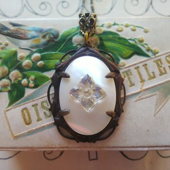 再販　ヴィンテージ　Crystal-flower／Mother of pearl　真鍮古美クラシカルネックレスの画像