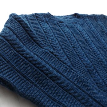 ケーブル・はしご模様の手編みガンジーセーター　紺色の画像