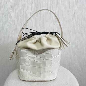 クロコ型押し牛革とヌバックの巾着バック