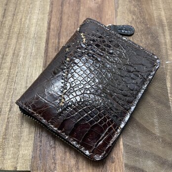つぎはぎカイマン革のラウンドファスナー二つ折り財布（縦型）の画像