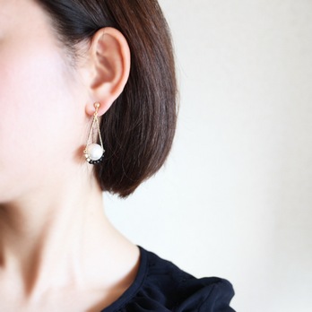 パールビーズイヤリング altalena［ブラック］