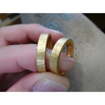 k24 結婚指輪 手作り【純金×鍛造】槌目の平打ちリング 幅4mm つや消しの画像