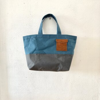 パラフィン帆布の中くらいの鞄(青鈍色×灰色)の画像