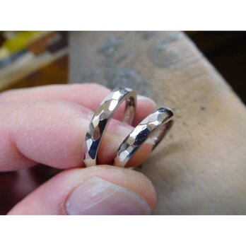 結婚指輪 手作り 純プラチナ 【鍛造×pt1000】槌目の甲丸リング 幅3mm 光沢の画像
