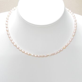 4mm本真珠（淡水パール）のネックレス（フリーサイズ、形状記憶ワイヤー、強い照り、ナチュラルカラー、淡いピンク）の画像