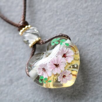 ☆オフシーズンSALE☆桜のとんぼ玉　ハート形ガラスペンダント　金箔入りの画像
