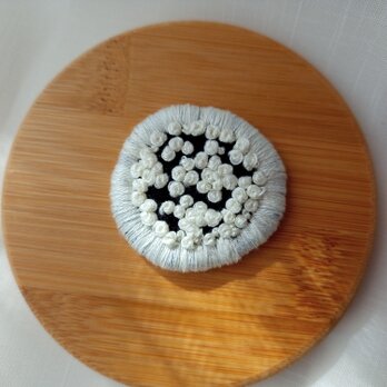 刺繍ブローチ　ふわふわ　白と黒の画像