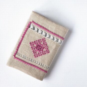 リネンの手刺繍ブックカバー   ほんわか ピンク(A6/ 文庫本サイズ )の画像