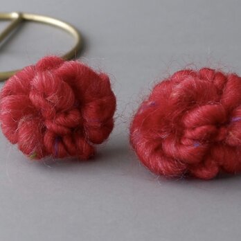 赤い毛糸のイヤリングの画像