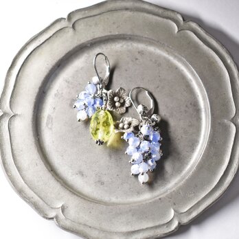 ヴィンテージイエローウランガラスと、たわわなブルー瑪瑙、カレンシルバーのお花、小さな鈴のアンシメトリーピアスの画像