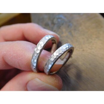 結婚指輪 手作り 純プラチナ 【鍛造×pt1000】甲丸リング 幅3mm つや消し 槌目加工の画像