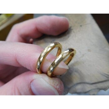 k24 結婚指輪 手作り【純金×鍛造】槌目 甲丸リング 細め 幅2.5mm くすみ加工の画像