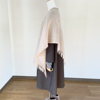 手織りの　大判三角ストール（ピンクベージュ）