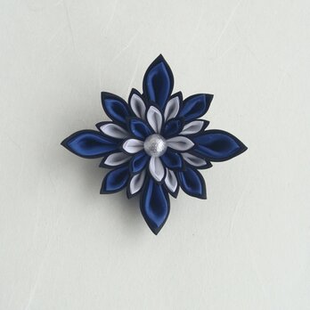 つまみ細工　ロイヤルブルー×白×黒　デザイン花のヘアクリップ＆髪留めの画像