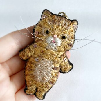 おでかけ茶トラ猫チャーム　ビーズ刺繍の画像
