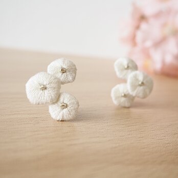 刺繍イヤリング　桜　入園入学式のフォーマルや結婚式の和装にも　軽いの画像