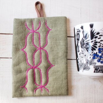 アイヌ刺繍の鍋つかみ　リネンの抹茶ラテに濃いピンク糸の画像