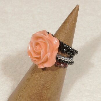 練り珊瑚の薔薇とブラックスピネル、ロードライトガーネット、ヘマタイトのリング（フリーサイズ、形状記憶ワイヤー）の画像