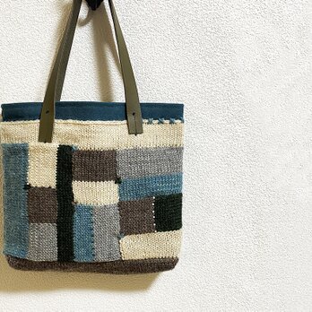 毛糸編みパッワークの小ぶりなかばんの画像