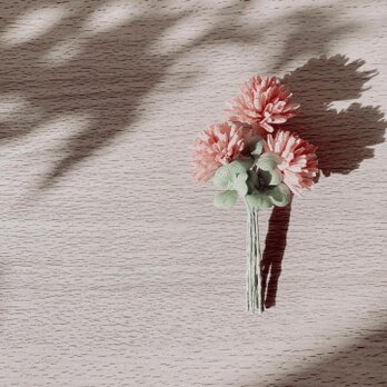 モモイロシロツメクサの花束コサージュの画像