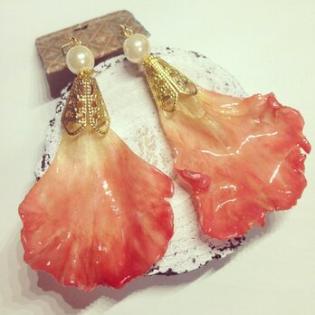 生花のイヤリング(レッド)