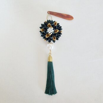 ダリアの帯飾り　タッセル付き　ダークグリーン　つまみ細工　根付