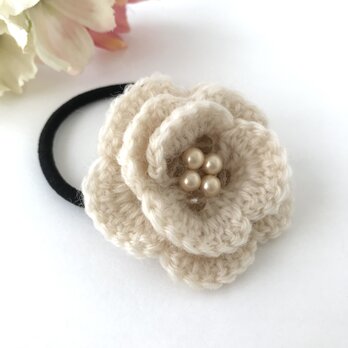 毛糸編みヘアゴム　フラワー　オフホワイト 白 かぎ針編み 花の画像