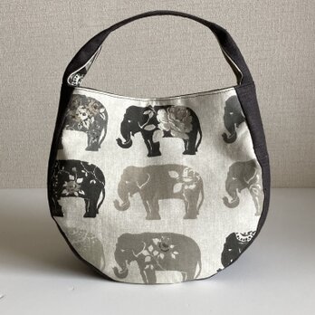 アジアンテイストのゾウ柄のワンハンドルバッグの画像