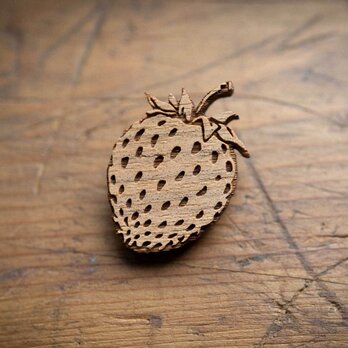 【木ｔｃｈ】クルミの木・ブローチ　ストロベリー（strawberry）の画像
