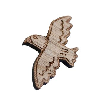 【木ｔｃｈ】クルミの木・ブローチ　空高く飛ぶワシ（eagle）の画像