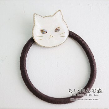【受注生産】ウルウルおめめの猫ヘアゴム（シロネコさん）パールホワイト・螺鈿風の画像
