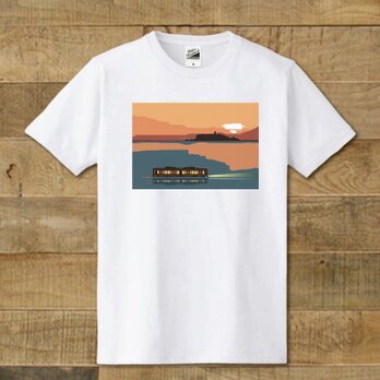 Tシャツ　湘南イラスト　夕焼けの江ノ島をバックに海を走る江ノ電 「追憶」の画像