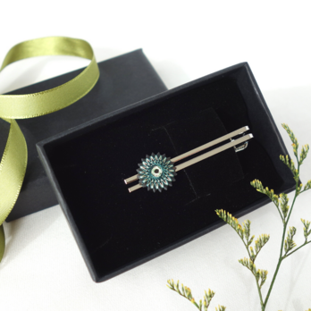【ギフト包装】小さな花模様のネクタイピン 緑と黒【送料無料】の画像