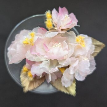 ブローチ 八重桜とミモザ（薄桜色）B91の画像
