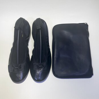 携帯可能な２トーンのリボンが可愛いエナメル合皮バレエシューズ (携帯バッグ付き) 22.0cm〜25.5cm