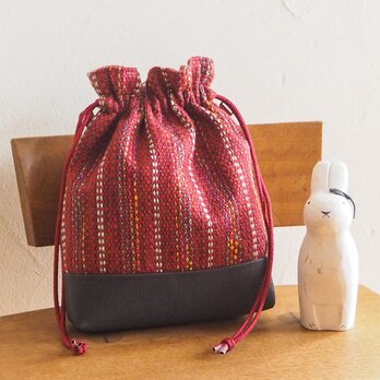 ウィンターカラー手織り布の巾着バッグ（赤）の画像