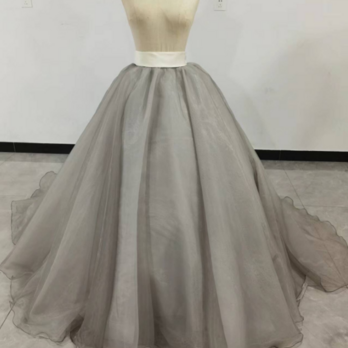 送料無料！グレー オーバードレス 色変更無料 ウエディングドレス用オーバースカート お色直し 6層チュール 前スリットの画像