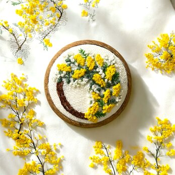 ハーフリース 木枠の刺繍ブローチ(ナチュラル)の画像