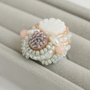 おゃべりな指輪3 フリーサイズ　ビーズ刺繍のリング　シェル　ホワイト　パステルの画像