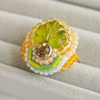 おゃべりな指輪1 フリーサイズ　ビーズ刺繍のリング　葉っぱ　グリーン　マルチカラーの画像