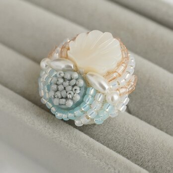 おゃべりな指輪4 フリーサイズ　ビーズ刺繍のリング　シェル　ホワイト　パステルの画像
