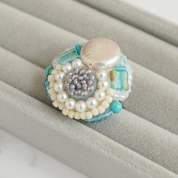 おゃべりな指輪5 フリーサイズ　ビーズ刺繍のリング　淡水パール　ホワイト　ブルーの画像