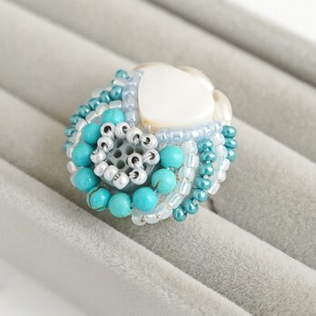 おゃべりな指輪8 フリーサイズ　ビーズ刺繍のリング　シェル　ホワイト　ブルーの画像