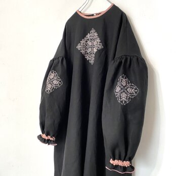 ソロチカ刺繍のリネンギャザーワンピース -black×pink-の画像