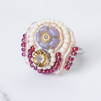 おしゃべりな指輪11　フリーサイズ　ビーズ刺繍のリング　フラワー　パープル　ピンク　カラフル　マルチカラーの画像